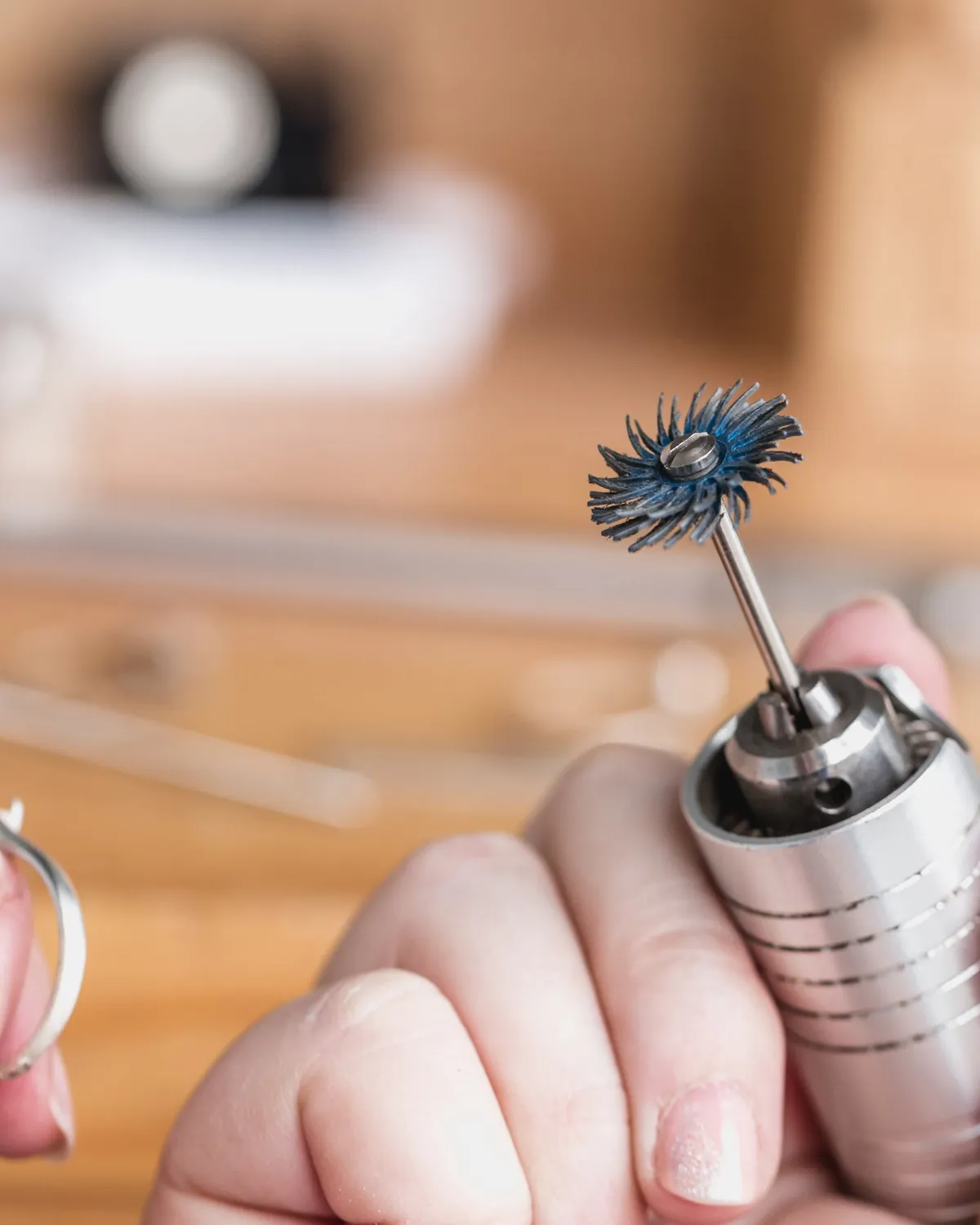 Polishing a ring with a rotary brush